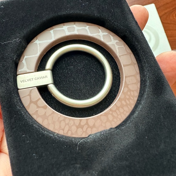 Velvet Caviar iPhone 14 pro Case + MagSafe ring - Picture 3 of 5